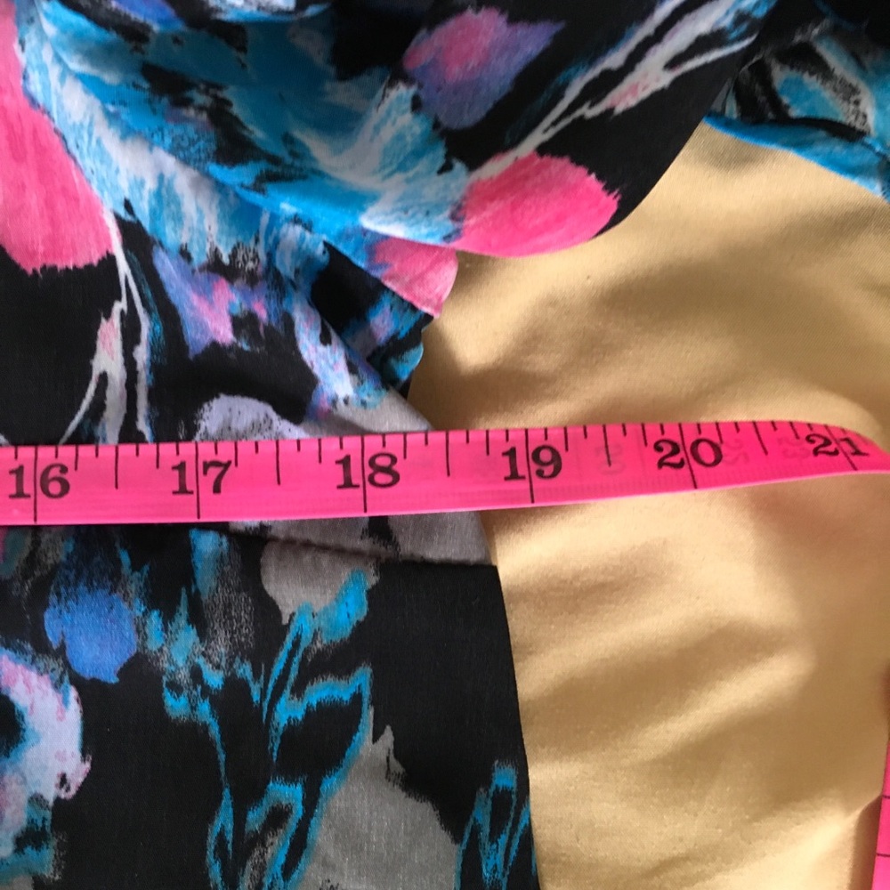 Just Fab Floral Bell Sleeve Keyhole … - Picture 7 of 8